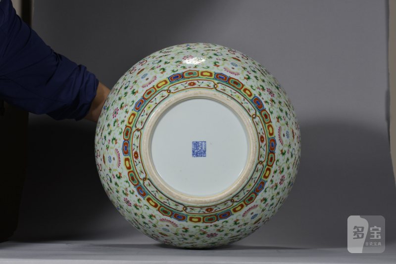 清晚期 粉彩缠枝花卉纹天球瓶 - 图4
